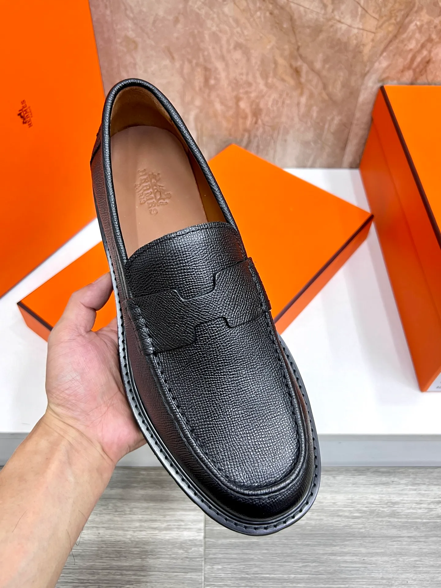 Original order quality P840 Brand: Hermès Standard code: Men's code: 39.40.41.42.43.44. (38.45 custom-made Grade: Same as the official website Original order quality Material: Original cowhide Original breathable cowhide lining Original outsole Style category: Men's fashionable casual leather shoes Color: Actual picture